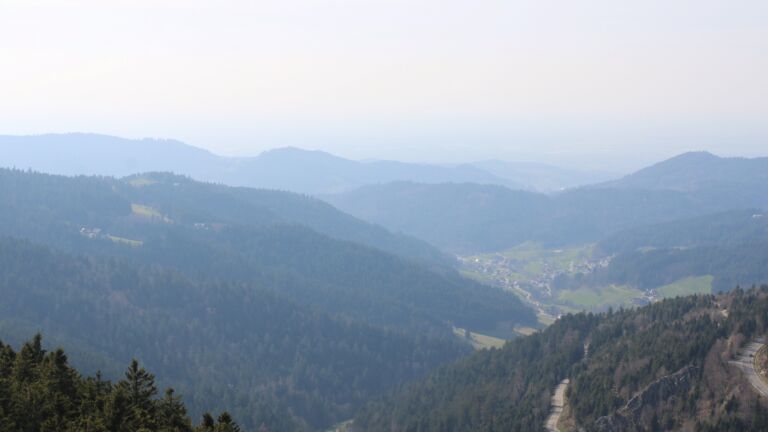 Dieses Bild zeigt eine Webcam-Aufnahme vom Achertal, aufgenommen am Dienstag, den 24.03.2026 um 15:10 Uhr. Die Temperatur betrug 9°C.