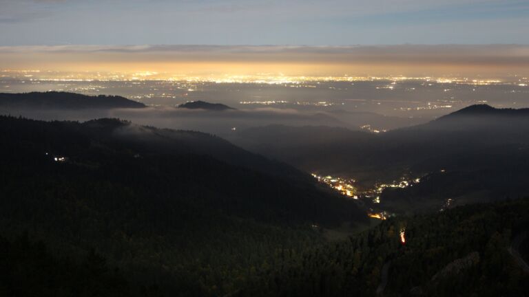 Dieses Bild zeigt eine Webcam-Aufnahme vom Achertal, aufgenommen am Mittwoch, den 08.10.2025 um 21:30 Uhr. Die Temperatur betrug 10.3°C.