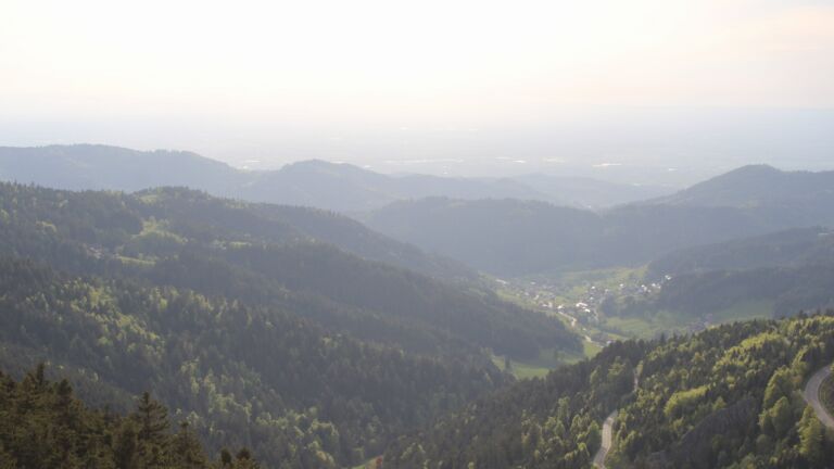 Dieses Bild zeigt eine Webcam-Aufnahme vom Achertal, aufgenommen am Montag, den 27.04.2026 um 19:10 Uhr. Die Temperatur betrug 14.1°C.