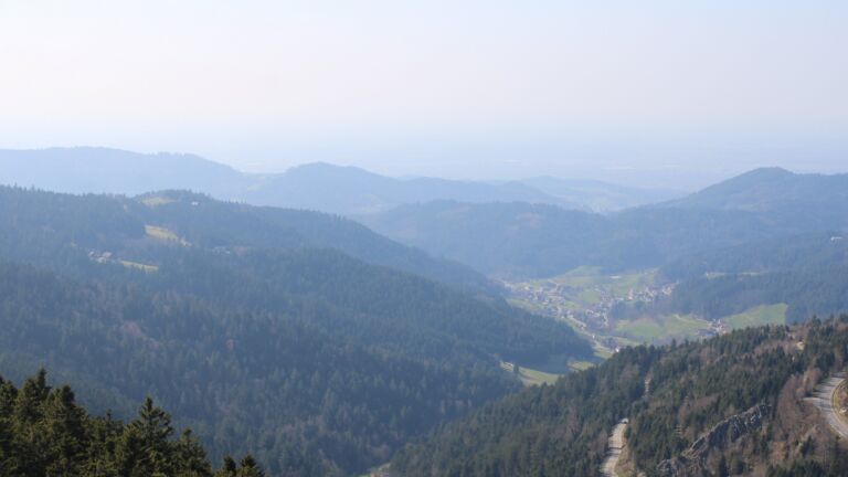 Dieses Bild zeigt eine Webcam-Aufnahme vom Achertal, aufgenommen am Mittwoch, den 18.03.2026 um 14:30 Uhr. Die Temperatur betrug 4.9°C.