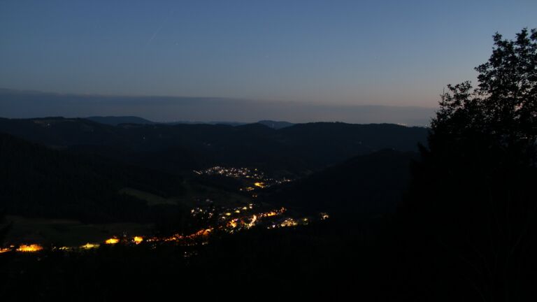 Dieses Bild zeigt eine Webcam-Aufnahme vom Achertal, aufgenommen am Mittwoch, den 08.07.2026 um 22:40 Uhr. Die Temperatur betrug 20.3°C.