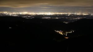 Dieses Bild zeigt eine Webcam-Aufnahme vom Achertal, aufgenommen am Dienstag, den 10.02.2026 um 21:30 Uhr. Die Temperatur betrug 3.8°C.