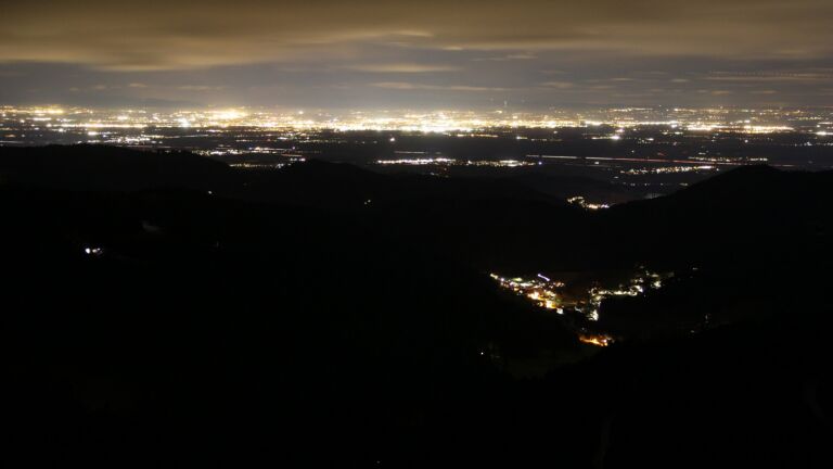 Dieses Bild zeigt eine Webcam-Aufnahme vom Achertal, aufgenommen am Dienstag, den 10.02.2026 um 21:30 Uhr. Die Temperatur betrug 3.8°C.