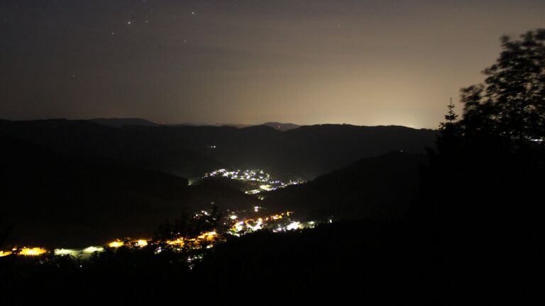Dieses Bild zeigt eine Webcam-Aufnahme vom Achertal, aufgenommen am Montag, den 25.05.2026 um 03:30 Uhr. Die Temperatur betrug 20.2°C.