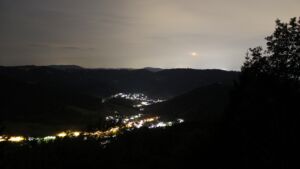 Dieses Bild zeigt eine Webcam-Aufnahme vom Achertal, aufgenommen am Donnerstag, den 23.07.2026 um 00:00 Uhr. Die Temperatur betrug 15.1°C.