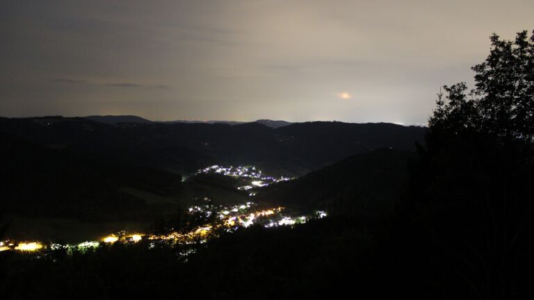 Dieses Bild zeigt eine Webcam-Aufnahme vom Achertal, aufgenommen am Donnerstag, den 23.07.2026 um 00:00 Uhr. Die Temperatur betrug 15.1°C.