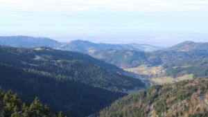 Dieses Bild zeigt eine Webcam-Aufnahme vom Achertal, aufgenommen am Dienstag, den 02.12.2025 um 12:00 Uhr. Die Temperatur betrug 5.8°C.