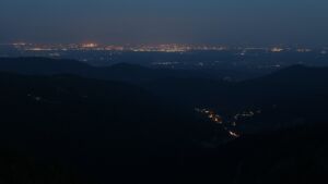 Dieses Bild zeigt eine Webcam-Aufnahme vom Achertal, aufgenommen am Montag, den 19.05.2025 um 04:40 Uhr. Die Temperatur betrug 7°C.
