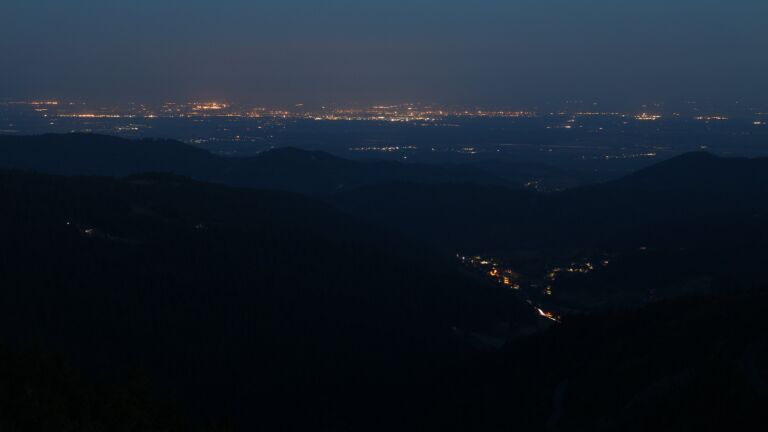 Dieses Bild zeigt eine Webcam-Aufnahme vom Achertal, aufgenommen am Montag, den 19.05.2025 um 04:40 Uhr. Die Temperatur betrug 7°C.