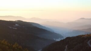 Dieses Bild zeigt eine Webcam-Aufnahme vom Achertal, aufgenommen am Samstag, den 27.12.2025 um 16:20 Uhr. Die Temperatur betrug 4.4°C.