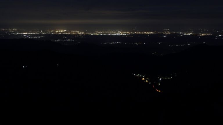 Dieses Bild zeigt eine Webcam-Aufnahme vom Achertal, aufgenommen am Montag, den 06.04.2026 um 05:50 Uhr. Die Temperatur betrug 3.9°C.