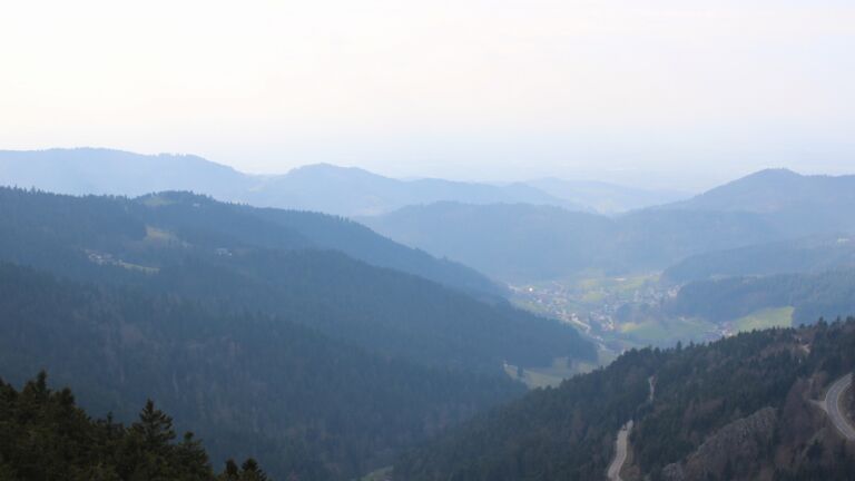 Dieses Bild zeigt eine Webcam-Aufnahme vom Achertal, aufgenommen am Montag, den 23.03.2026 um 15:20 Uhr. Die Temperatur betrug 6.7°C.