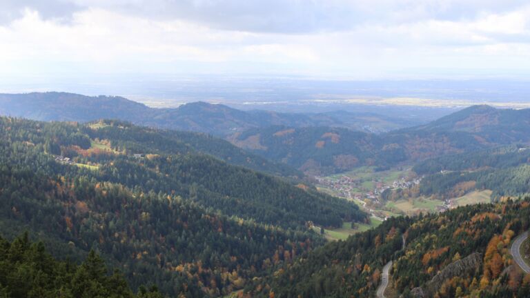 Dieses Bild zeigt eine Webcam-Aufnahme vom Achertal, aufgenommen am Freitag, den 24.10.2025 um 14:30 Uhr. Die Temperatur betrug 2.5°C.