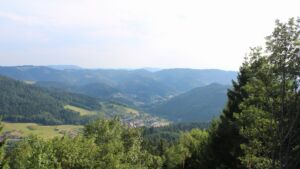 Dieses Bild zeigt eine Webcam-Aufnahme vom Achertal, aufgenommen am Dienstag, den 14.07.2026 um 18:50 Uhr. Die Temperatur betrug 32.7°C.