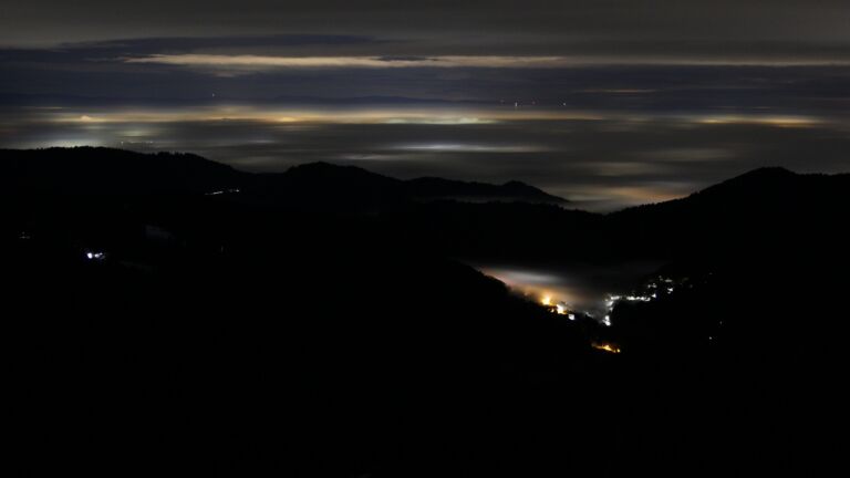 Dieses Bild zeigt eine Webcam-Aufnahme vom Achertal, aufgenommen am Freitag, den 23.01.2026 um 03:00 Uhr. Die Temperatur betrug 3.1°C.