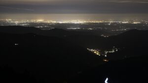 Dieses Bild zeigt eine Webcam-Aufnahme vom Achertal, aufgenommen am Freitag, den 10.04.2026 um 23:00 Uhr. Die Temperatur betrug 4°C.