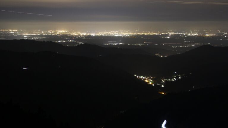 Dieses Bild zeigt eine Webcam-Aufnahme vom Achertal, aufgenommen am Freitag, den 10.04.2026 um 23:00 Uhr. Die Temperatur betrug 4°C.