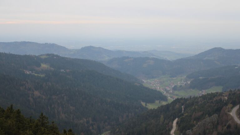 Dieses Bild zeigt eine Webcam-Aufnahme vom Achertal, aufgenommen am Freitag, den 10.04.2026 um 19:20 Uhr. Die Temperatur betrug 6.5°C.