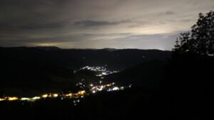 Dieses Bild zeigt eine Webcam-Aufnahme vom Achertal, aufgenommen am Sonntag, den 07.06.2026 um 00:30 Uhr. Die Temperatur betrug 13.6°C.