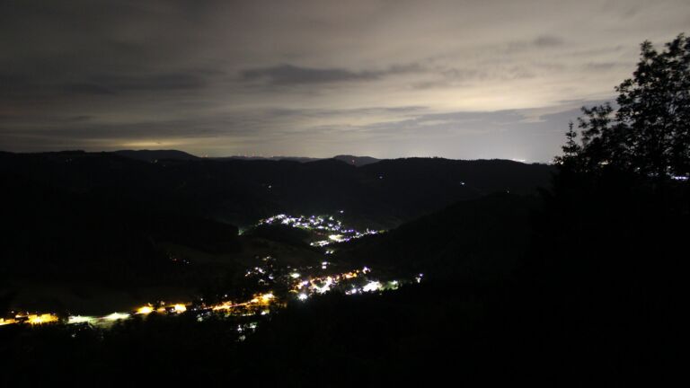 Dieses Bild zeigt eine Webcam-Aufnahme vom Achertal, aufgenommen am Sonntag, den 07.06.2026 um 00:30 Uhr. Die Temperatur betrug 13.6°C.
