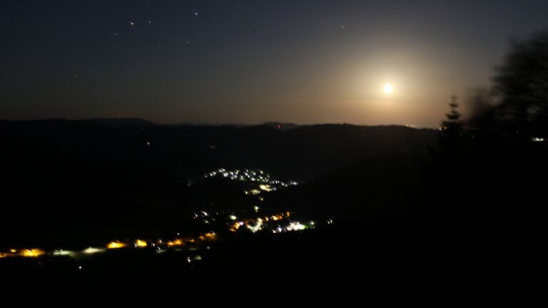 Dieses Bild zeigt eine Webcam-Aufnahme vom Achertal, aufgenommen am Donnerstag, den 25.06.2026 um 01:30 Uhr. Die Temperatur betrug 26.2°C.