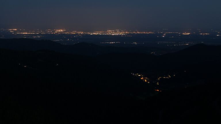 Dieses Bild zeigt eine Webcam-Aufnahme vom Achertal, aufgenommen am Samstag, den 24.05.2025 um 04:30 Uhr. Die Temperatur betrug 4.8°C.