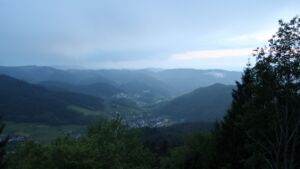 Dieses Bild zeigt eine Webcam-Aufnahme vom Achertal, aufgenommen am Freitag, den 15.05.2026 um 21:20 Uhr. Die Temperatur betrug 4.9°C.