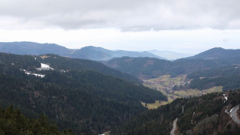 Dieses Bild zeigt eine Webcam-Aufnahme vom Achertal, aufgenommen am Sonntag, den 01.02.2026 um 13:50 Uhr. Die Temperatur betrug 4.2°C.