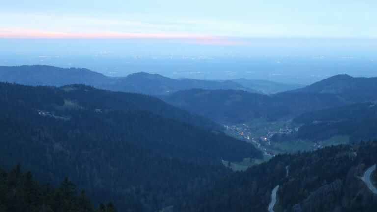 Dieses Bild zeigt eine Webcam-Aufnahme vom Achertal, aufgenommen am Freitag, den 10.04.2026 um 20:30 Uhr. Die Temperatur betrug 5.6°C.