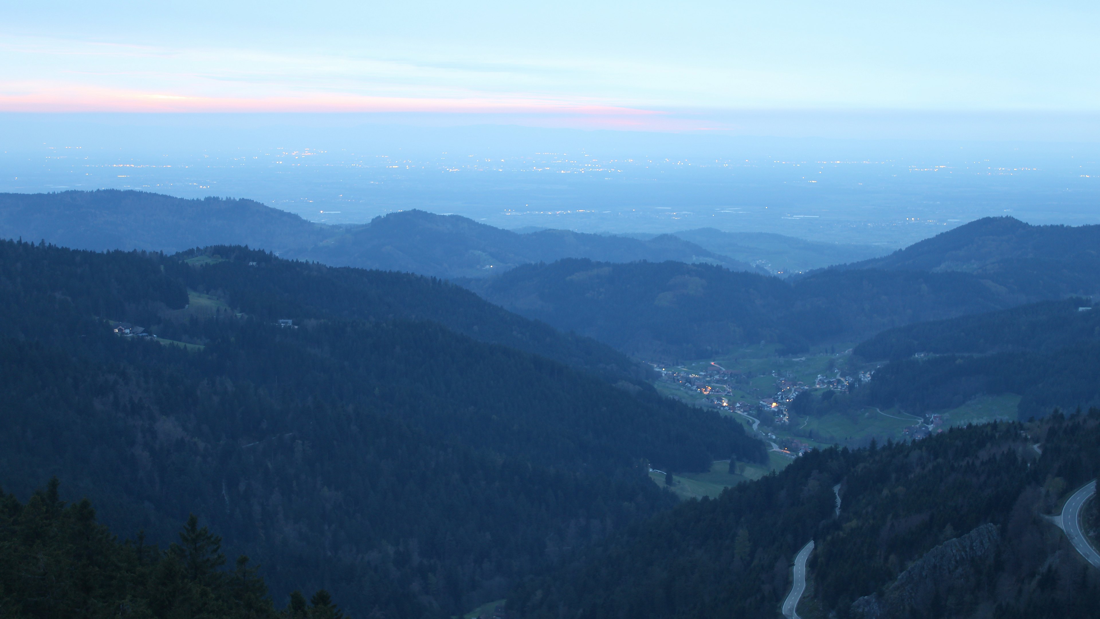 Dieses Bild zeigt eine Webcam-Aufnahme vom Achertal, aufgenommen am Freitag, den 10.04.2026 um 20:30 Uhr. Die Temperatur betrug 5.6°C.