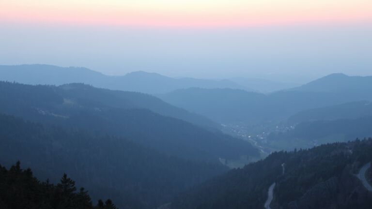 Dieses Bild zeigt eine Webcam-Aufnahme vom Achertal, aufgenommen am Sonntag, den 22.03.2026 um 18:50 Uhr. Die Temperatur betrug 5.5°C.