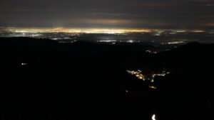 Dieses Bild zeigt eine Webcam-Aufnahme vom Achertal, aufgenommen am Dienstag, den 02.12.2025 um 04:30 Uhr. Die Temperatur betrug 1.9°C.