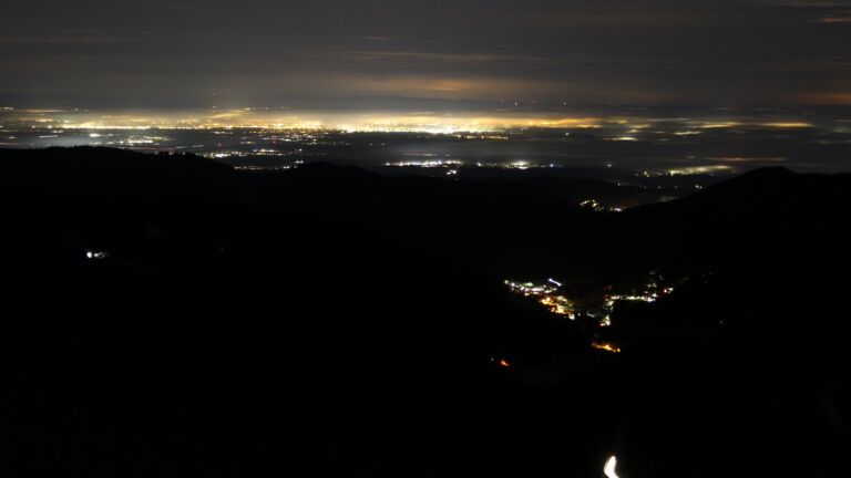 Dieses Bild zeigt eine Webcam-Aufnahme vom Achertal, aufgenommen am Dienstag, den 02.12.2025 um 04:30 Uhr. Die Temperatur betrug 1.9°C.