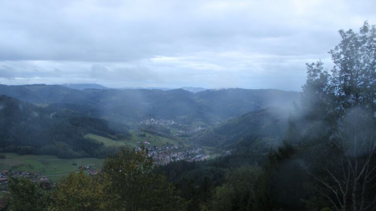Dieses Bild zeigt eine Webcam-Aufnahme vom Achertal, aufgenommen am Samstag, den 24.10.2026 um 18:10 Uhr. Die Temperatur betrug 4.9°C.