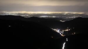 Dieses Bild zeigt eine Webcam-Aufnahme vom Achertal, aufgenommen am Samstag, den 20.12.2025 um 19:30 Uhr. Die Temperatur betrug 8.7°C.