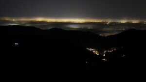 Dieses Bild zeigt eine Webcam-Aufnahme vom Achertal, aufgenommen am Montag, den 29.12.2025 um 04:00 Uhr. Die Temperatur betrug 1.8°C.