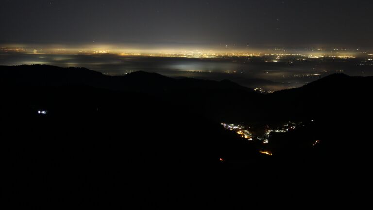 Dieses Bild zeigt eine Webcam-Aufnahme vom Achertal, aufgenommen am Montag, den 29.12.2025 um 04:00 Uhr. Die Temperatur betrug 1.8°C.