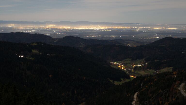 Dieses Bild zeigt eine Webcam-Aufnahme vom Achertal, aufgenommen am Mittwoch, den 05.11.2025 um 01:30 Uhr. Die Temperatur betrug 10.8°C.