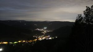 Dieses Bild zeigt eine Webcam-Aufnahme vom Achertal, aufgenommen am Montag, den 26.10.2026 um 18:30 Uhr. Die Temperatur betrug 7.4°C.