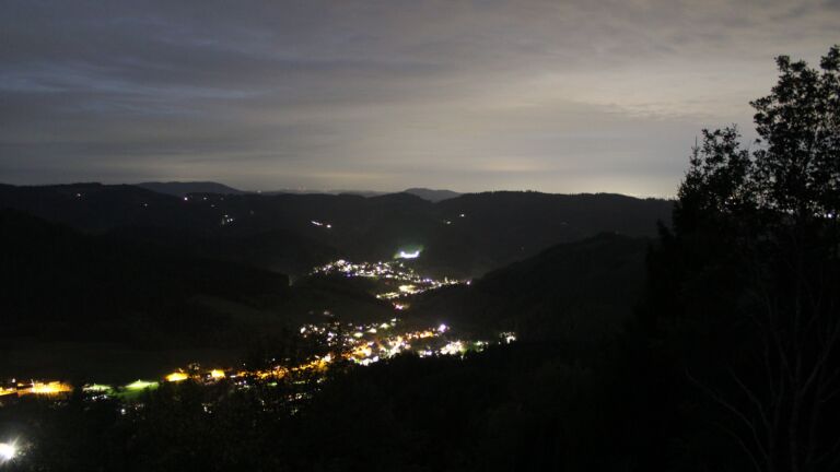 Dieses Bild zeigt eine Webcam-Aufnahme vom Achertal, aufgenommen am Montag, den 26.10.2026 um 18:30 Uhr. Die Temperatur betrug 7.4°C.