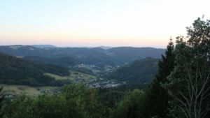 Dieses Bild zeigt eine Webcam-Aufnahme vom Achertal, aufgenommen am Donnerstag, den 13.08.2026 um 20:40 Uhr. Die Temperatur betrug 28.1°C.