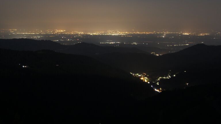 Dieses Bild zeigt eine Webcam-Aufnahme vom Achertal, aufgenommen am Dienstag, den 12.08.2025 um 23:00 Uhr. Die Temperatur betrug 25.2°C.