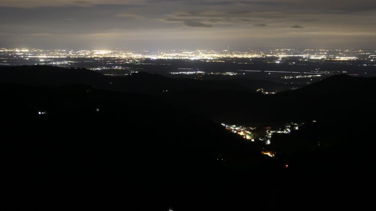 Dieses Bild zeigt eine Webcam-Aufnahme vom Achertal, aufgenommen am Sonntag, den 05.04.2026 um 22:30 Uhr. Die Temperatur betrug 6.7°C.