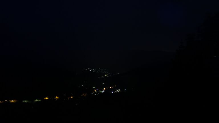 Dieses Bild zeigt eine Webcam-Aufnahme vom Achertal, aufgenommen am Freitag, den 12.06.2026 um 04:10 Uhr. Die Temperatur betrug 8.4°C.