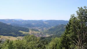 Dieses Bild zeigt eine Webcam-Aufnahme vom Achertal, aufgenommen am Freitag, den 07.08.2026 um 13:40 Uhr. Die Temperatur betrug 27.3°C.