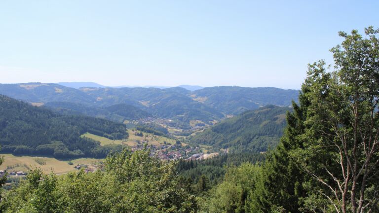 Dieses Bild zeigt eine Webcam-Aufnahme vom Achertal, aufgenommen am Freitag, den 07.08.2026 um 13:40 Uhr. Die Temperatur betrug 27.3°C.