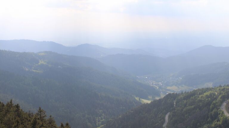 Dieses Bild zeigt eine Webcam-Aufnahme vom Achertal, aufgenommen am Samstag, den 17.05.2025 um 18:10 Uhr. Die Temperatur betrug 11.3°C.