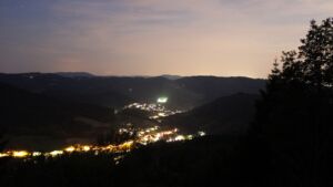 Dieses Bild zeigt eine Webcam-Aufnahme vom Achertal, aufgenommen am Samstag, den 20.06.2026 um 23:20 Uhr. Die Temperatur betrug 26.6°C.