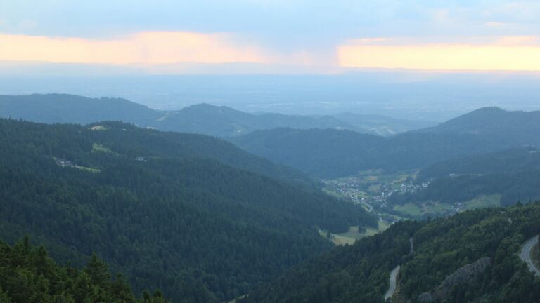 Dieses Bild zeigt eine Webcam-Aufnahme vom Achertal, aufgenommen am Sonntag, den 13.07.2025 um 20:50 Uhr. Die Temperatur betrug 20.1°C.