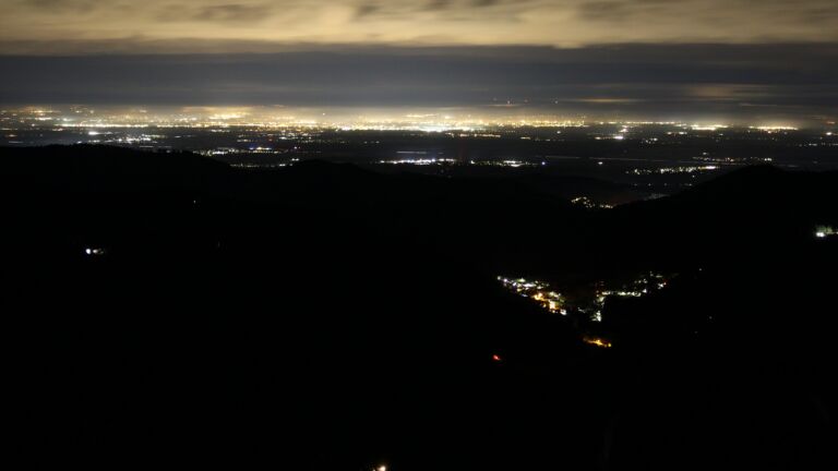 Dieses Bild zeigt eine Webcam-Aufnahme vom Achertal, aufgenommen am Sonntag, den 30.11.2025 um 04:00 Uhr. Die Temperatur betrug 5.9°C.